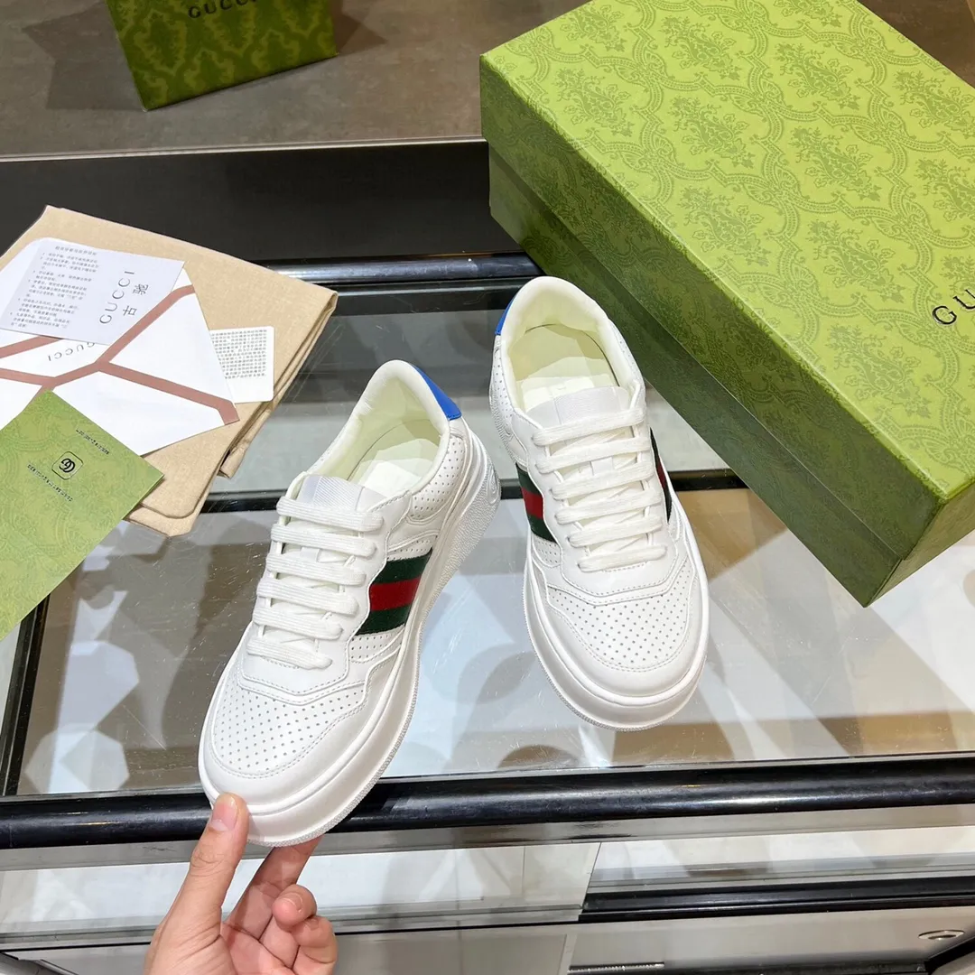 👟👟Ex-factory price 480👟👟 Gucci - the new Chunky B series lightweight soft thick sole sports series! G's couple's white shoes, Gucci counter style, Gucci catwalk style! The style design is light, luxurious and retro...thick sole increases height...similar to an upgraded version of classic white shoes! Original customized cowhide fabric (classic old floral fabric, perforation, embossing process), cowhide lining, original foam lightweight outsole, GG Logo on the heel, 4cm thick sole, classic Gucci webbing... Women's 35-40/Men's 38-44 (full size)